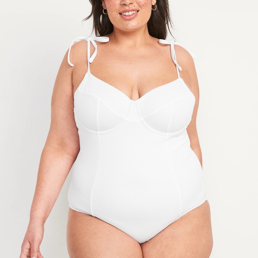 Old navy 3x white one piece women’s swimsuit bathing suit padded cups plus size